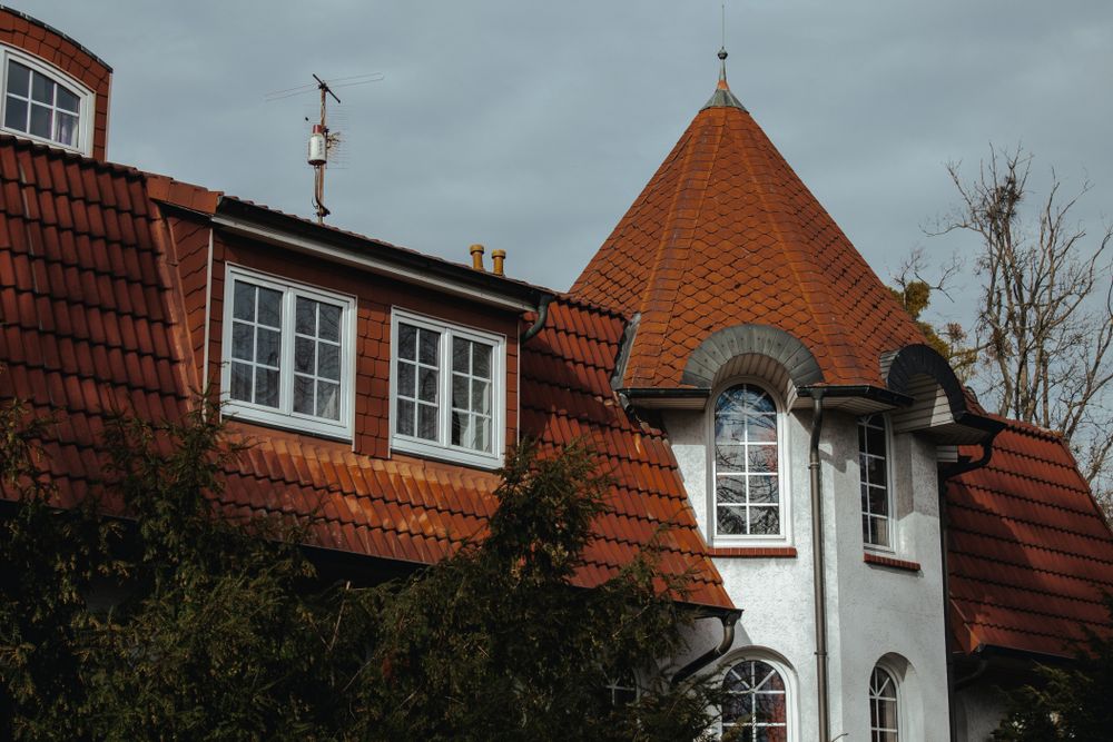 Klasična vila s keramično streho v temno rjavem odtenku